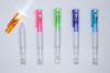 多功能筆分解圖，展示發光的 LED 筆蓋、原子筆尖與末端口哨結構。