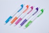 藍色、橘色、粉紅色、紫色與綠色握把的白色按動筆，以相同間距平行斜放，展現產品系列感與多色選擇。