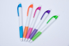 五支白色筆身的原子筆，分別配有藍色、橘色、粉紅色、紫色和綠色的彩色軟墊握把與對應顏色的筆夾，整齊排列在乾淨的白色桌面上。