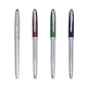 四支金屬鋼珠筆垂直並排於白色背景前，展示該系列提供的四種色系：消光銀、霧面紅、霧面綠與霧面深藍。筆桿上半部為色塊設計，下半部與飾件均為亮面拋光銀色。
