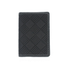 黑色真皮名片夾的封面正面視圖。表面具備精緻的壓印菱格紋圖案，邊緣則採用白色對比色縫線整齊裝飾，呈現出經典且具備工藝感的設計。