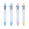 四支粉色調（兩支藍色、一支粉紅、一支黃色）的六色原子筆垂直排列，清晰呈現其透明筆夾、彩色按鍵以及筆尖護蓋的設計細節。
