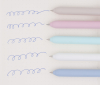五支粉嫩色原子筆在點陣紙上書寫藍色螺旋線條，展示筆身圓潤外觀特寫。