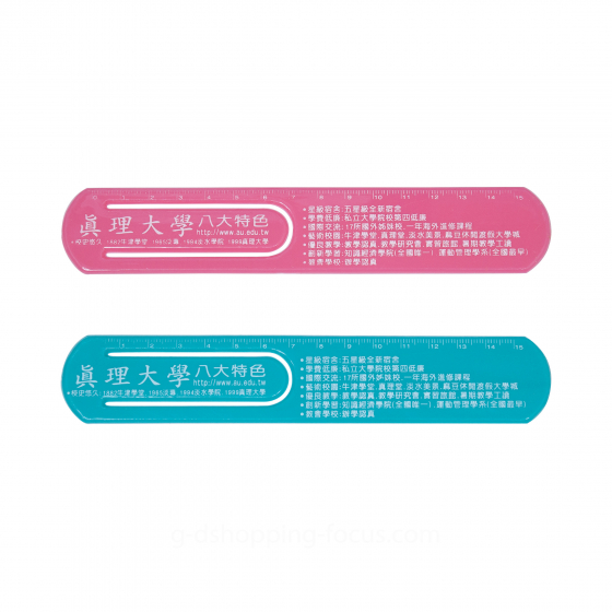 展示了兩把具備雙功能的塑膠直尺，分別為桃紅色與青綠色款式。直尺長度為 15 公分，上方刻有清晰的公分度量衡，左側則設計有長型 U 字狀的鏤空切口，使其能作為書籤夾附於紙張或書頁上使用。