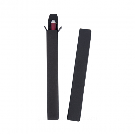 展示一個長條形的黑色磨砂質感紙盒，設計為上下蓋抽屜式或套筒式結構。盒內裝有一支深紅色筆身配銀色筆蓋的原子筆，旁邊放置著筆盒的黑色外蓋，整體呈現極簡商務風格。