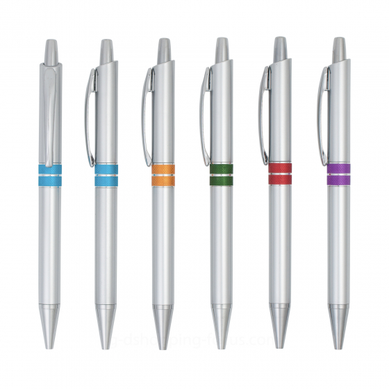六支銀色金屬感原子筆垂直並列，筆身飾有藍、橘、綠、紅、紫色細格紋裝飾。
