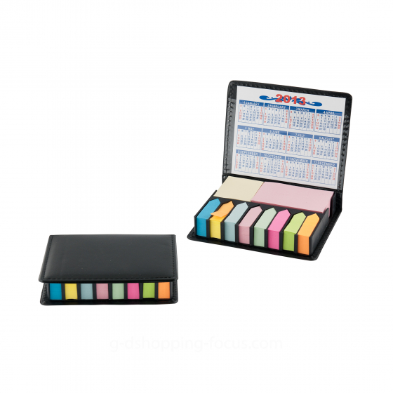 展示黑色皮質便利貼盒在閉合與開啟狀態下的對比。左側閉合時呈現精緻的車縫線邊緣，側面露出多彩的標籤分層；右側開啟後展現豐富的記事空間，包含兩大塊長方形便利貼與八種顏色的箭頭型索引標籤紙，上蓋內側則設有可放置資訊的透明窗格。