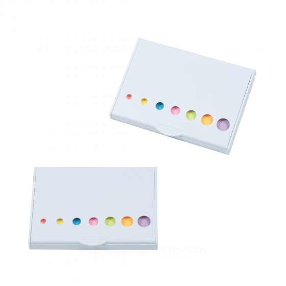 兩盒白色扁平塑膠盒閉合時的樣貌，外殼下方整齊排列著七個彩色圓孔設計，讓使用者在不開盒的情況下也能看見內部標籤紙的顏色。
