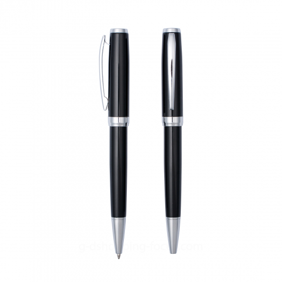 兩支亮面黑烤漆的金屬原子筆垂直並排於白色背景。每支筆均配有拋光亮銀色的金屬筆夾、流暢的中環細節以及錐形筆頭，展現對稱且穩重的工藝美感。