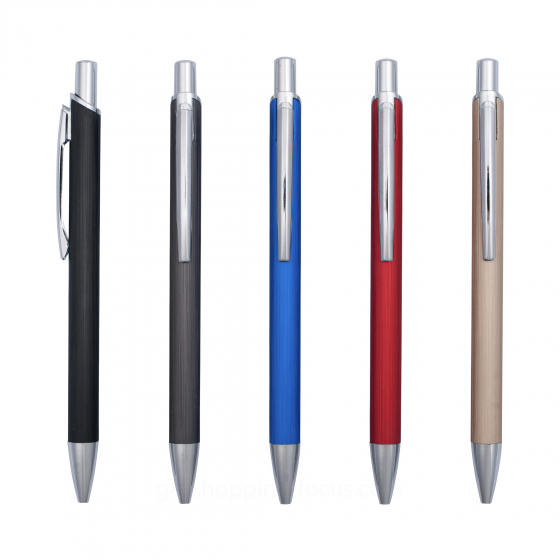 五支具有髮絲紋質感的金屬鋁管筆垂直排列，顏色由左至右分別為黑色、深灰色、藍色、紅色與香檳金。每支筆都配有亮銀色的金屬筆夾與錐形筆頭。