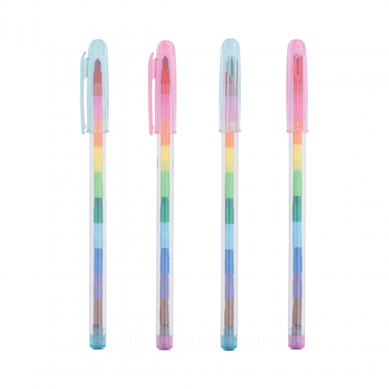 四支透明筆桿的彩虹疊疊樂蠟筆垂直並列，展示內部多色蠟筆色塊細節。