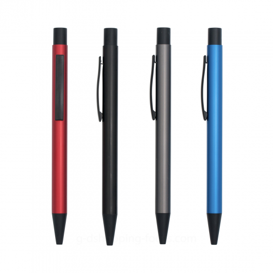 四支金屬原子筆垂直並排，清晰展示其紅、黑、鐵灰、藍四種筆桿顏色，以及統一的黑色金屬筆夾和按壓式筆帽設計。