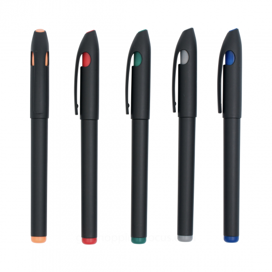 五支全黑筆桿原子筆垂直並列，筆夾與底部飾有橘、紅、綠、灰、藍色亮眼點綴。