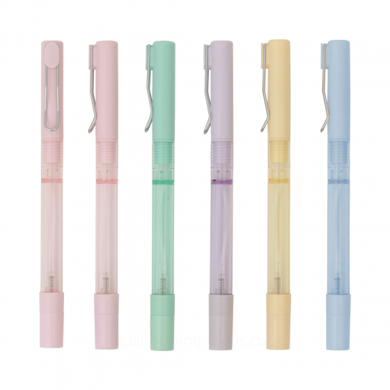 六支粉嫩色系噴霧兩用筆垂直並列，透明筆身設計方便觀察酒精或液體容量。