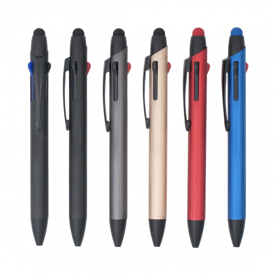 五支具有髮絲紋質感的金屬觸控筆垂直並排於白色背景。筆桿顏色包含黑色、灰色、香檳金、金屬紅與金屬藍。每支筆頂端均配有軟質觸控頭，筆桿側邊可見用於切換墨水顏色的彩色按鍵。