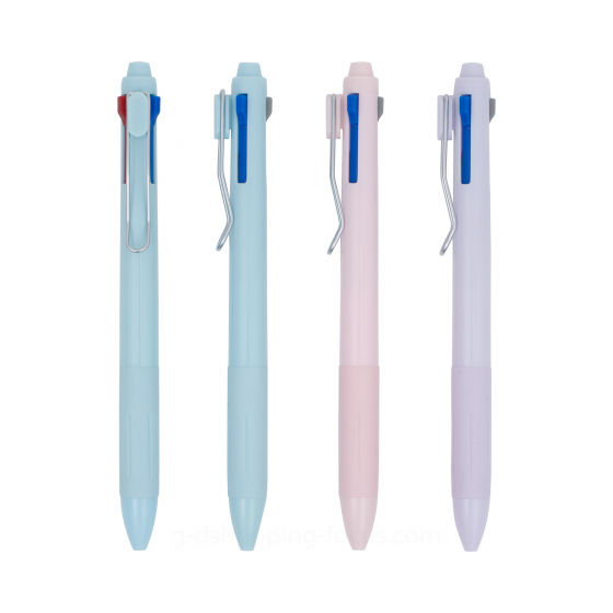 四支粉彩色系（淺藍、粉綠、粉紅、淺紫）的三色原子筆垂直排列，筆身為霧面質感，每支筆均配有銀色金屬線條造型筆夾，以及紅、藍、黑三色的切換按鈕。