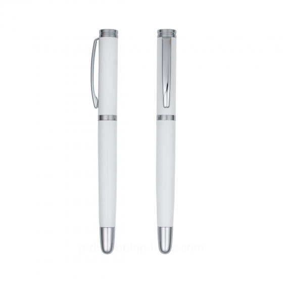 兩支全白色烤漆的金屬鋼珠筆垂直並排於白色背景。左側展現正面視角，配有流線型銀色金屬筆夾；右側展現側面視角，凸顯其圓潤的筆帽與一體化的純白筆身。