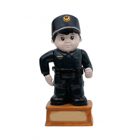 男警公仔的正面全視圖。公仔面帶微笑，右手叉腰、左手做出「比讚」姿勢，身穿深藍色警察制服與黑色皮鞋。其站立於淺木紋紋理的方形底座上，底座正面設有紅框金底的客製化銘牌空間。