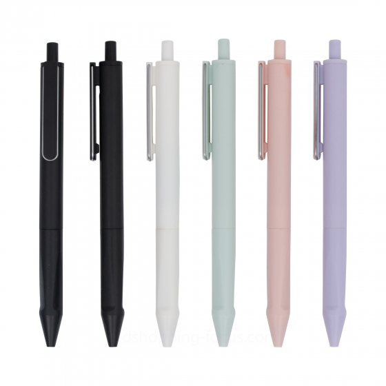 六支黑、白、薄荷綠、粉、紫色原子筆垂直並列，展示簡約筆身與銀色金屬筆夾設計。