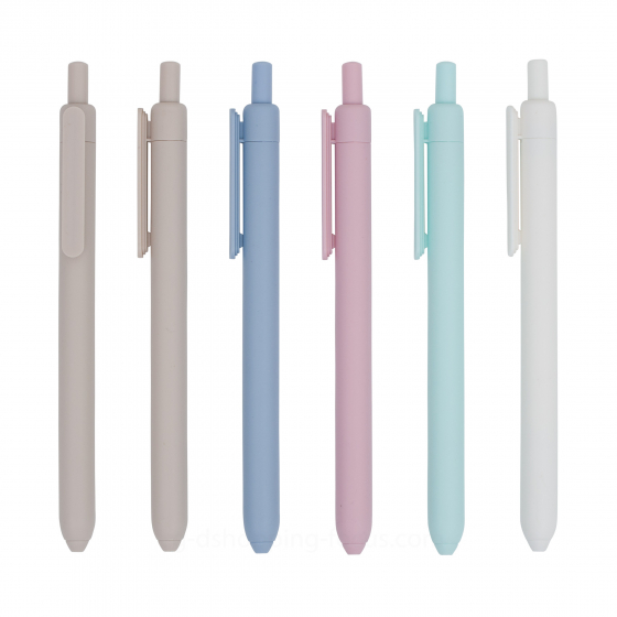 六支馬卡龍色系原子筆垂直並列，展示米、咖啡、藍、粉、綠、白等多款配色。