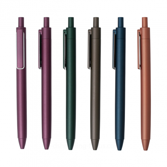 五支不同顏色的尊爵極光中油筆，筆尖朝下並排陳列在白色背景中