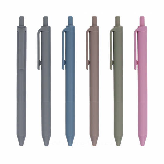 五支不同顏色的霧彩磨砂原子筆，在白色背景上並排陳列