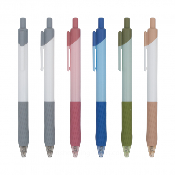六支不同顏色的原子筆垂直並排於白色背景。筆桿主體為純白色，搭配莫蘭迪色系的筆夾、按壓鍵與防滑膠套，顏色包含：灰色、粉色、藍色、綠色與橘色。膠套上可見明顯的斜向旋紋設計。